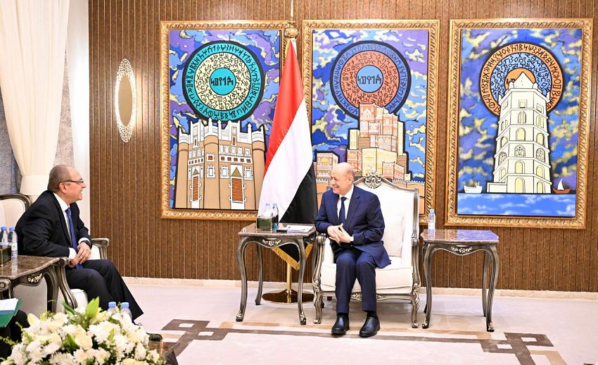 رئيس مجلس مجلس القيادة الرئاسي يستقبل السفير المصري