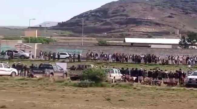 قبيلة يمنية تمهل المليشيات 48 ساعة لتسليم قيادي حوثي مع عناصره المسلحة