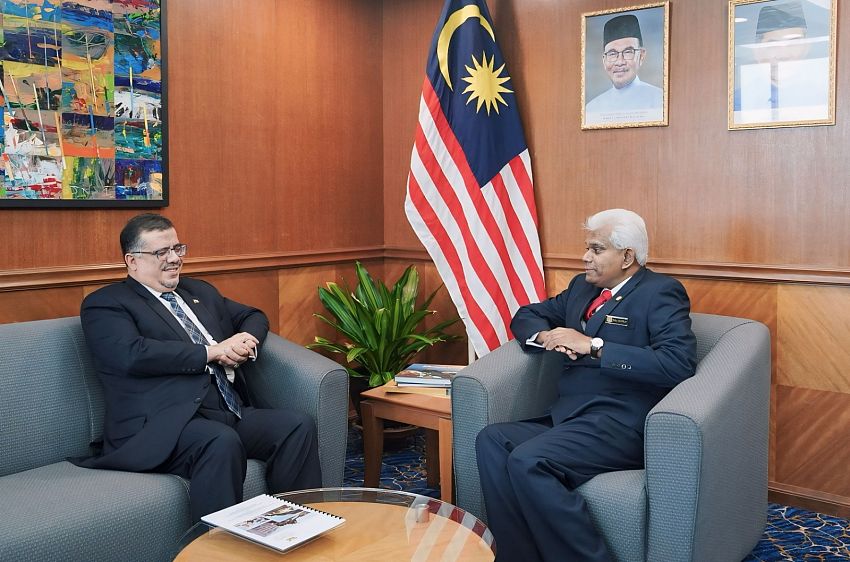 باحميد يبحث مع مسؤول ماليزي تنسيق المواقف الدولية بين البلدين