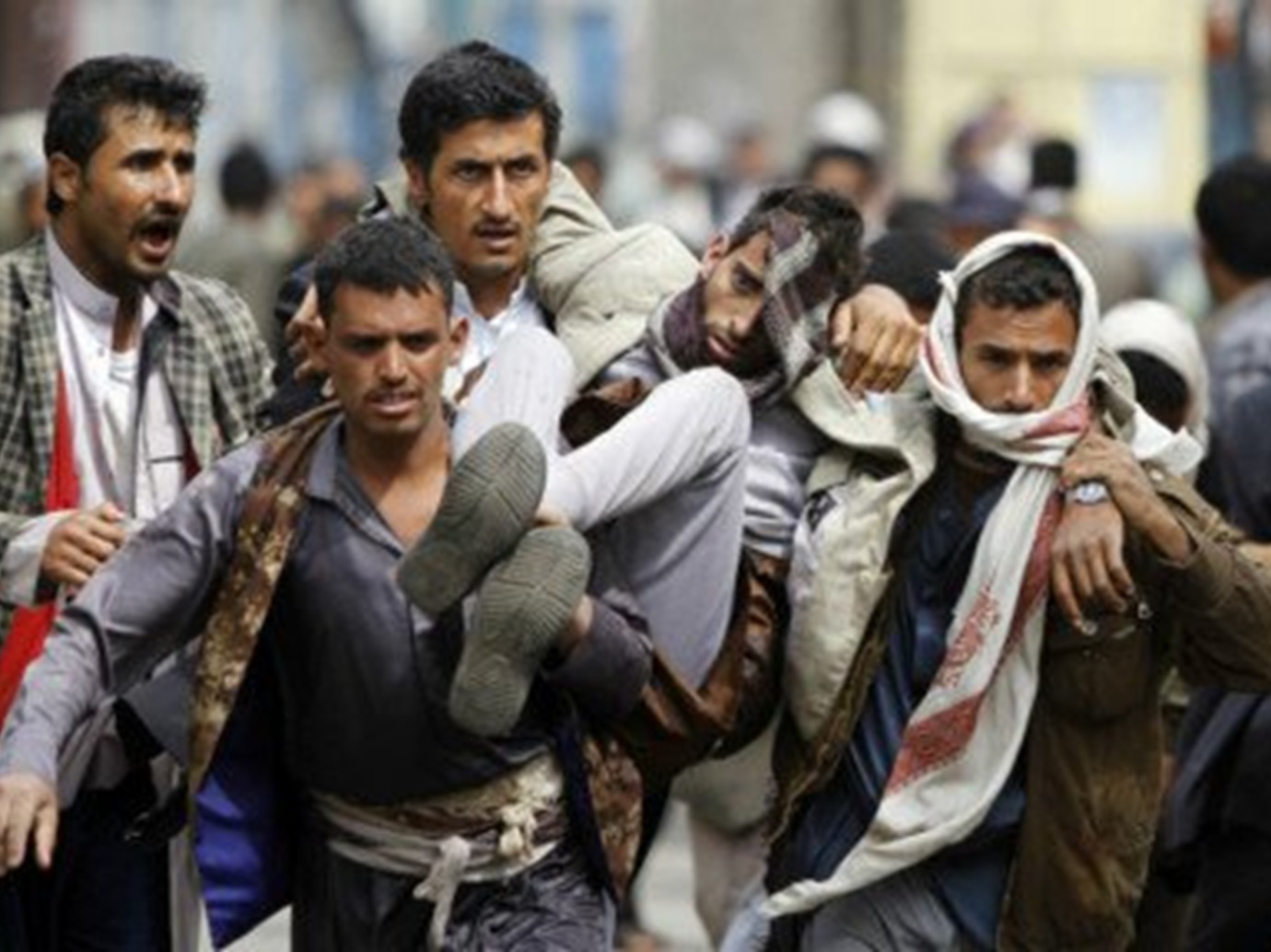 فرار جماعي لمئات الحوثيين من 4 جبهات والمليشيات تستنفر في صنعاء