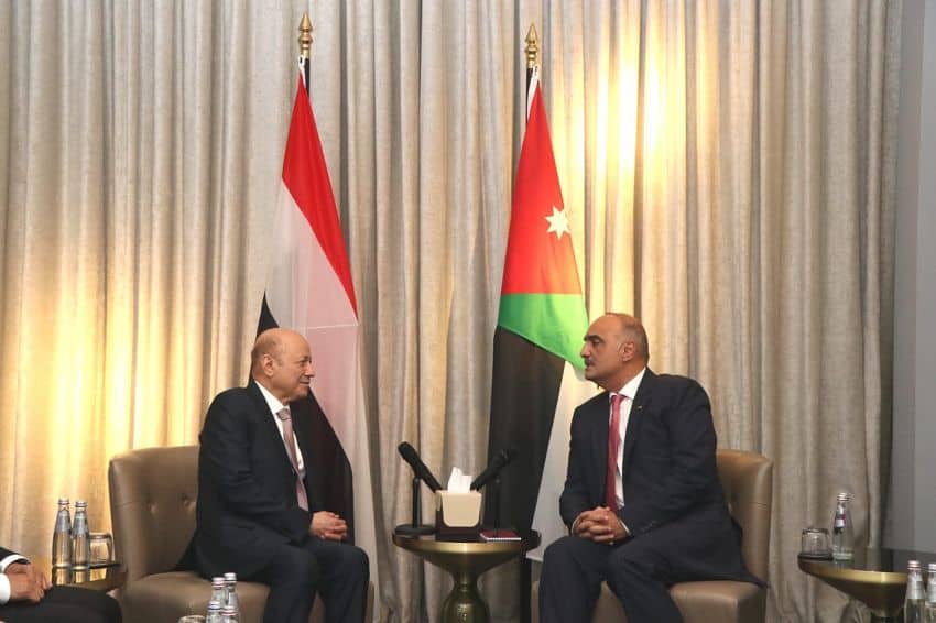 الرئيس رشاد العليمي يبحث مجالات التعاون المشترك مع الحكومة الأردنية
