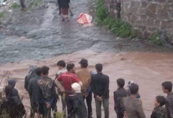 إب .. وفاة امرأة وإنقاذ أخرى في حادثة غرق بمجرى لسيول الأمطار 