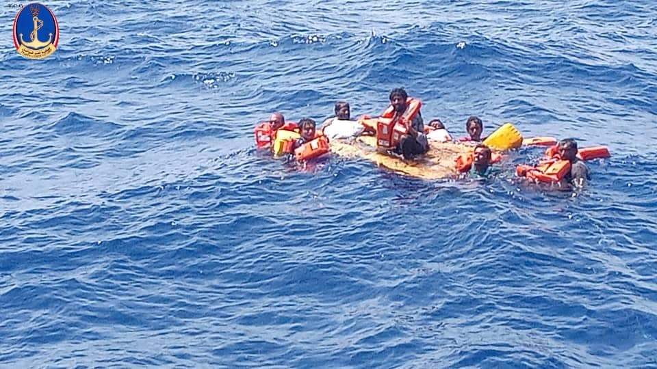 خفر السواحل يعلن إنقاذ 8 بحارة وفقدان آخر بعد غرق سفينة هندية قبالة سواحل سقطرى
